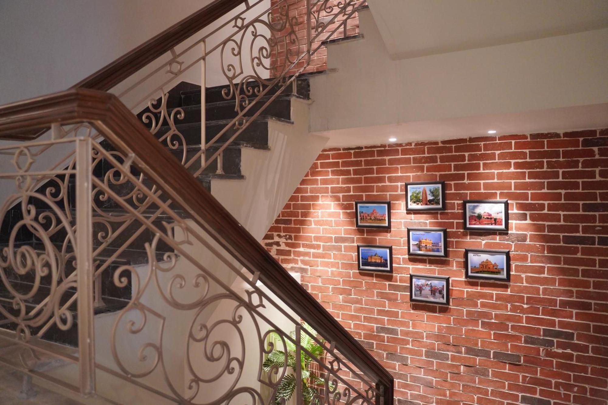 Country Inn Ayodhya - Opposite Airport ภายนอก รูปภาพ
