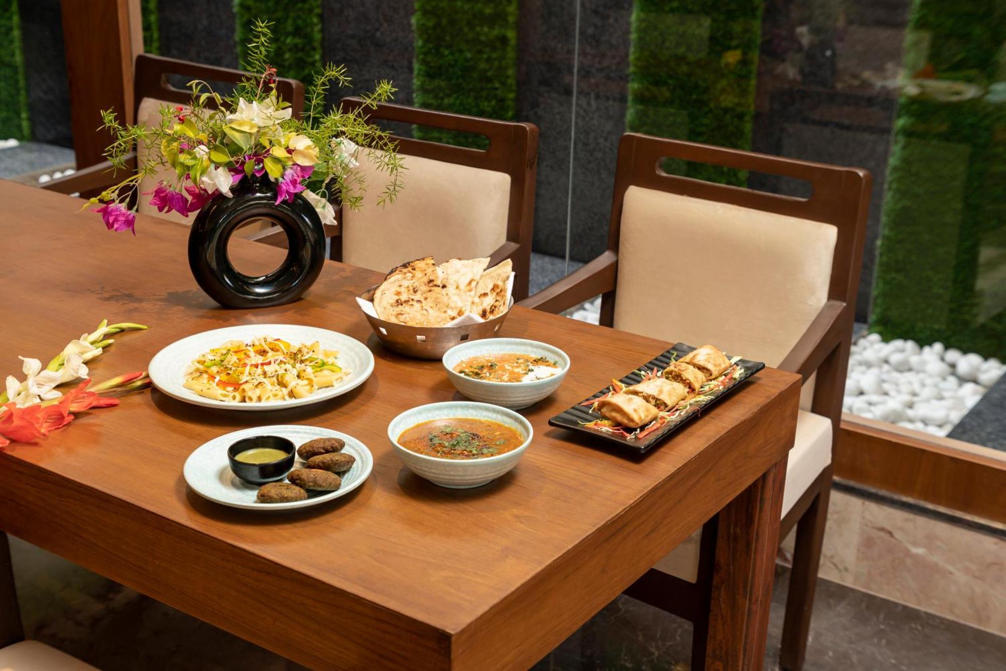 Country Inn Ayodhya - Opposite Airport ภายนอก รูปภาพ